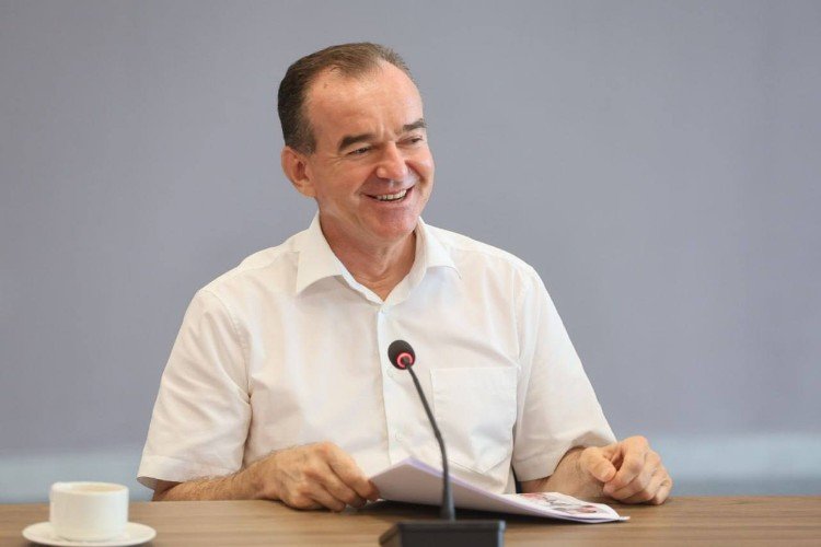 Вениамин Кондратьев сидит довольный