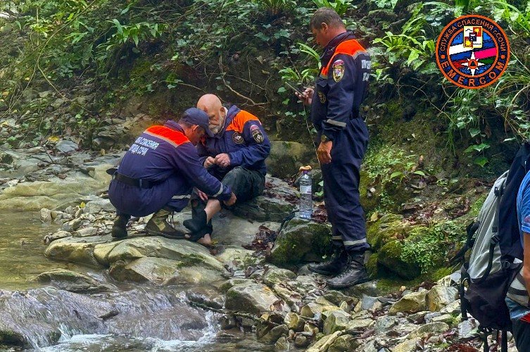 мужчины сидят на камнях