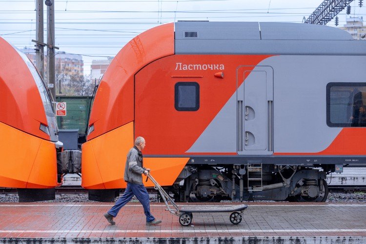 носильщик идет по перрону