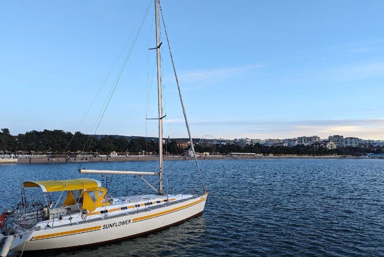 яхта стоит у пирса