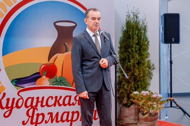 кондратьев стоит у микрофона