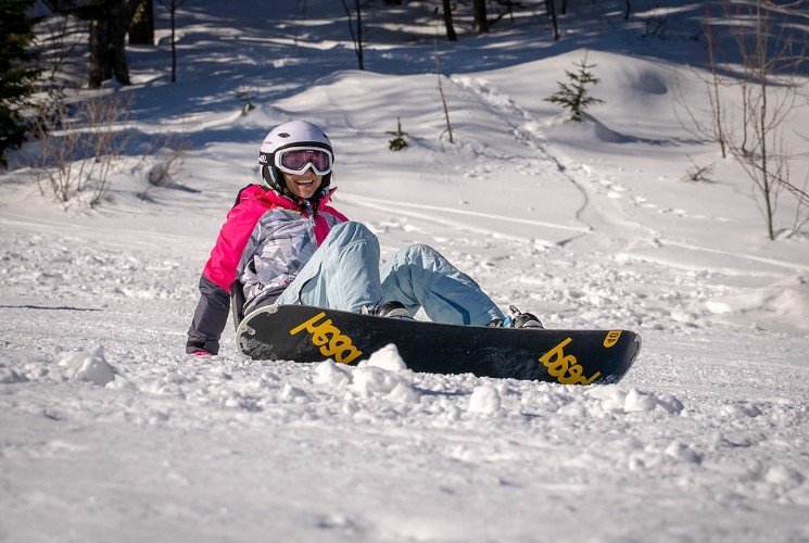 Девушка сидит на снегу