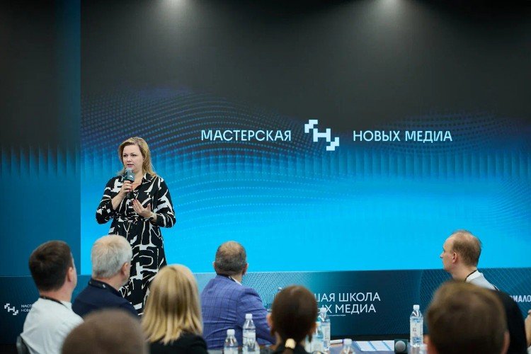 женщина выступает