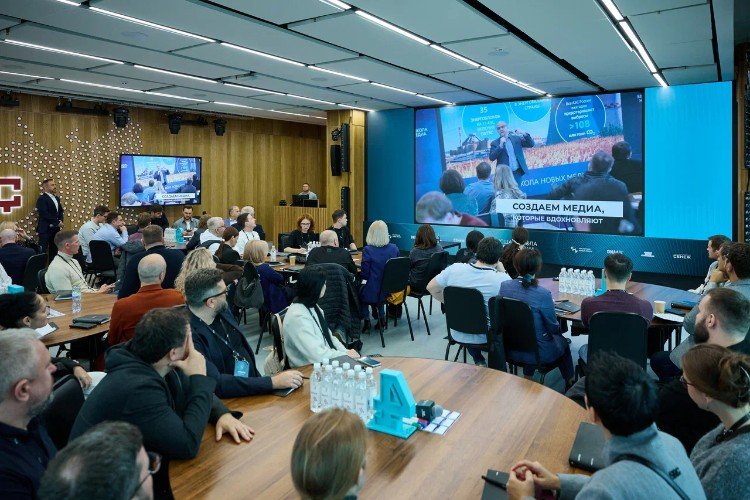 Люди сидят в зале