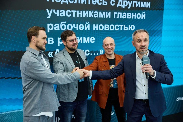 Мужчины пожимаю руки