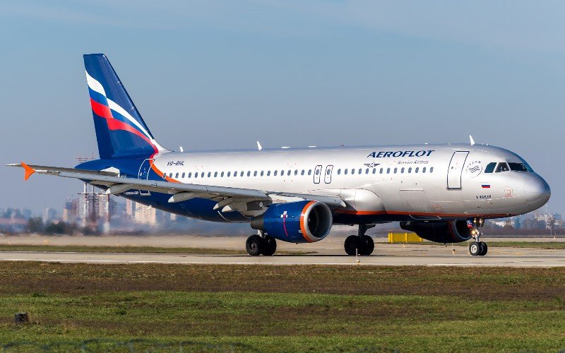 Самолет аэрофлота на взлетной полосе