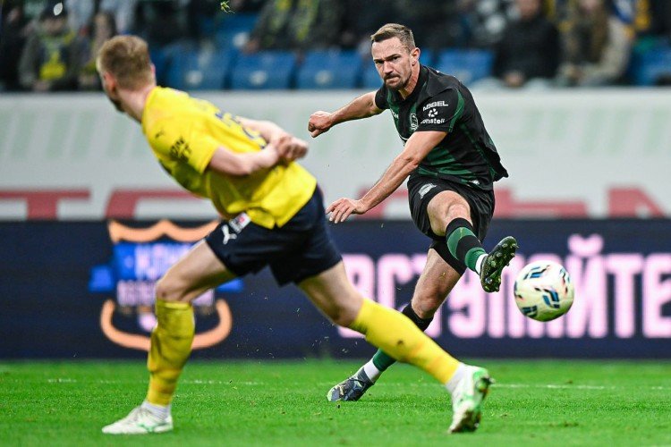 Гаэтан Перрен бьёт по мячу