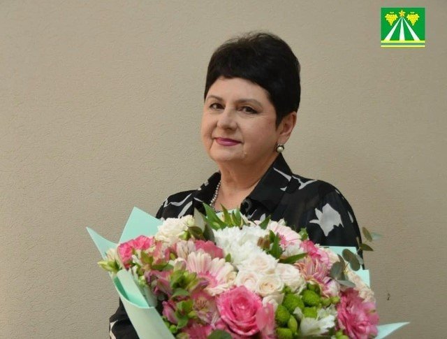 женщина стоит с букетом цветом