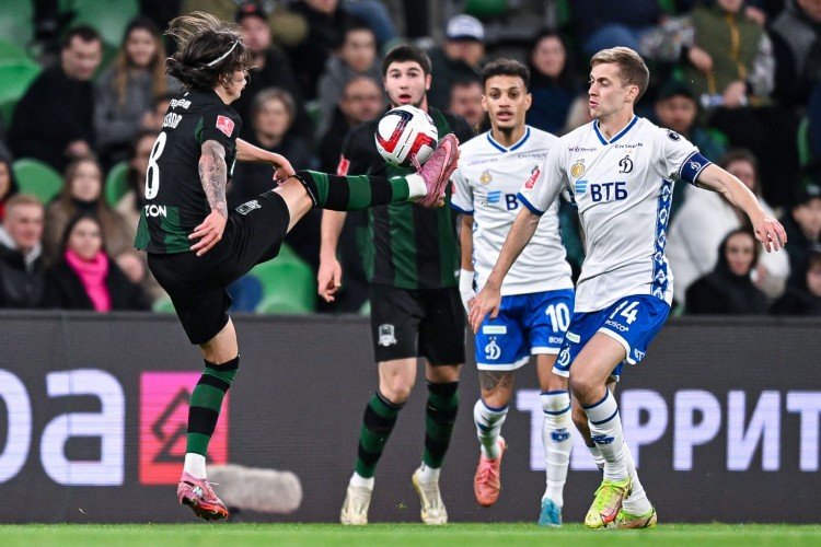 Данила Козлов бьёт по мячу в матче с «Динамо»