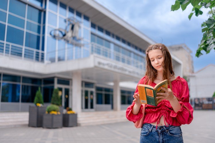 Девушка с книгой