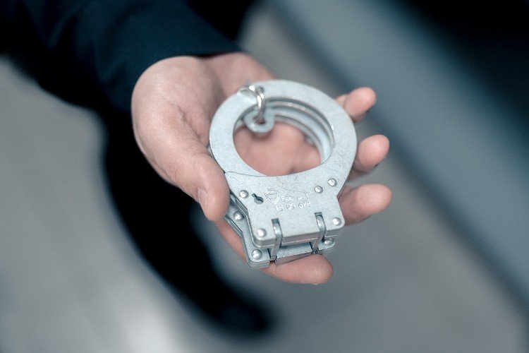 оковы лежат в руке