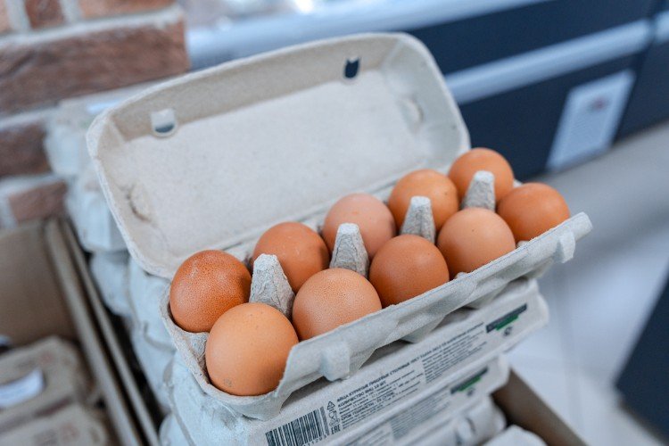 яйца лежат в коробке