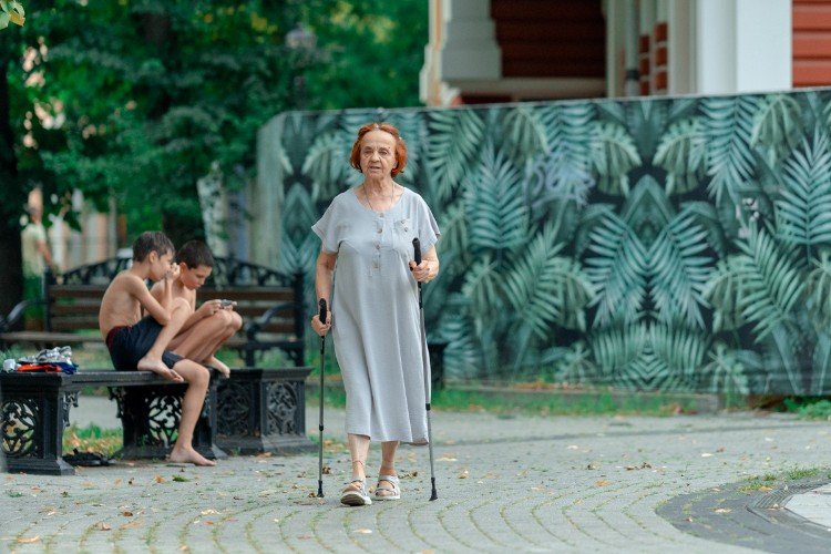 бабушка идет по дорожке