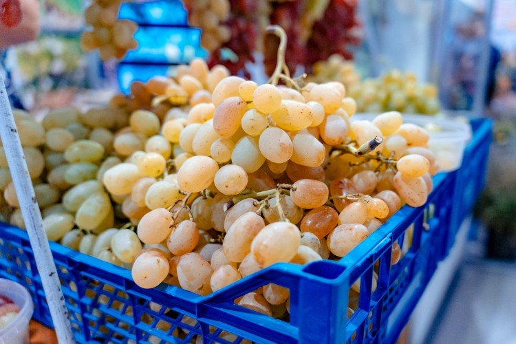 виноград лежит в ящике