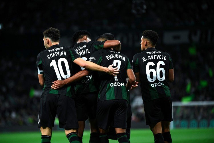 футболисты стоят спиной