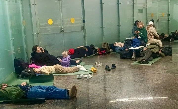 люди лежат на полу