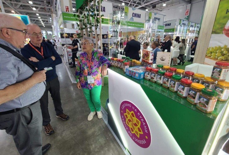 люди стоят у прилавка со специями