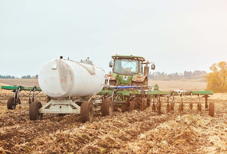 Удобрения засыпаются в почву