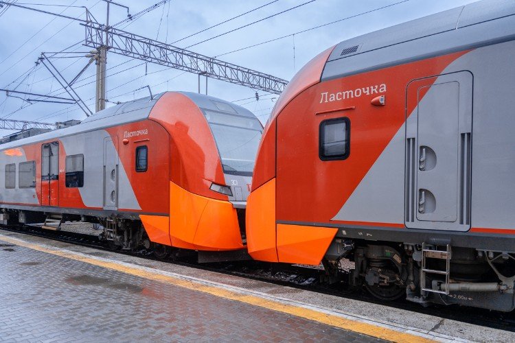 электричка стоит на вокзале