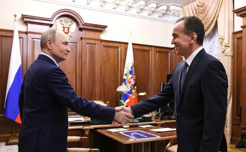 Вениамин Кондратьев жмёт руку Владимиру Путину в его кабинете