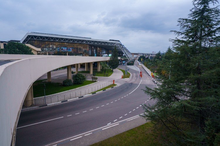 Аэропорты в Сочи и Геленджика остановили приём и отправление рейсов утром 7 октября