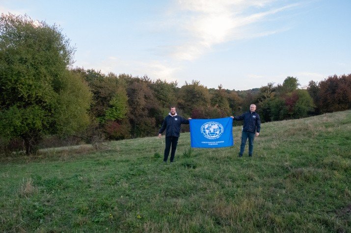 Участники похода рядом с городищем Куньша