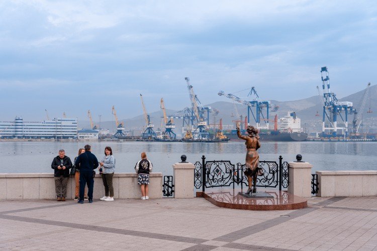 люди стоят на набережной