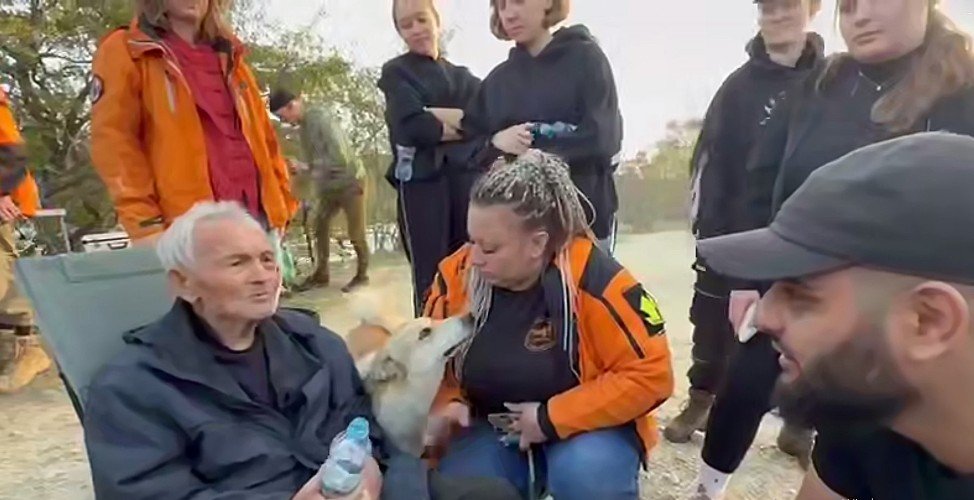 люди сидят вокруг деда