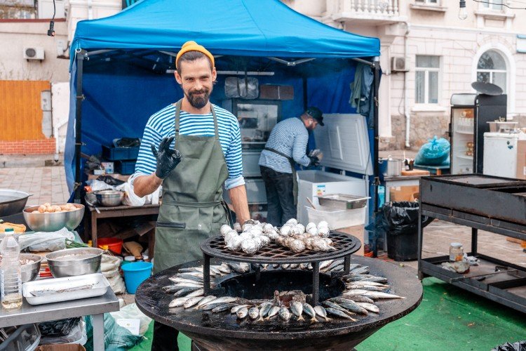 мужик стоит у гриля