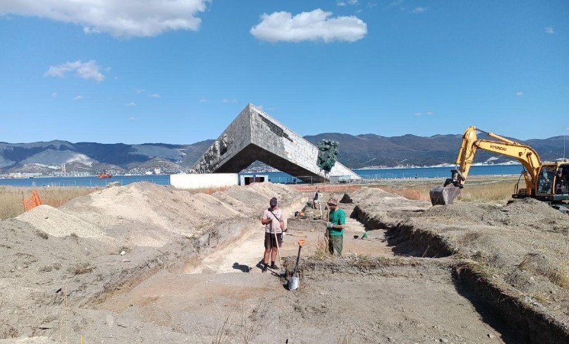 вид раскопок на фоне мемориала