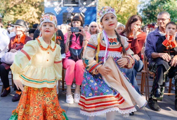 девочки в костюмах