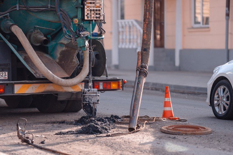 спецтехника чистит канализацию