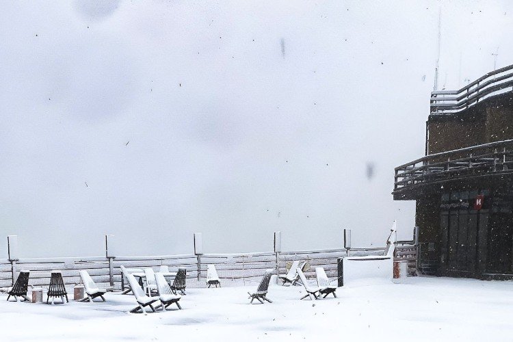 стулья стоят на террасе в снегу
