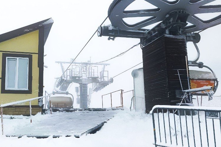 канатная дорога в снегу