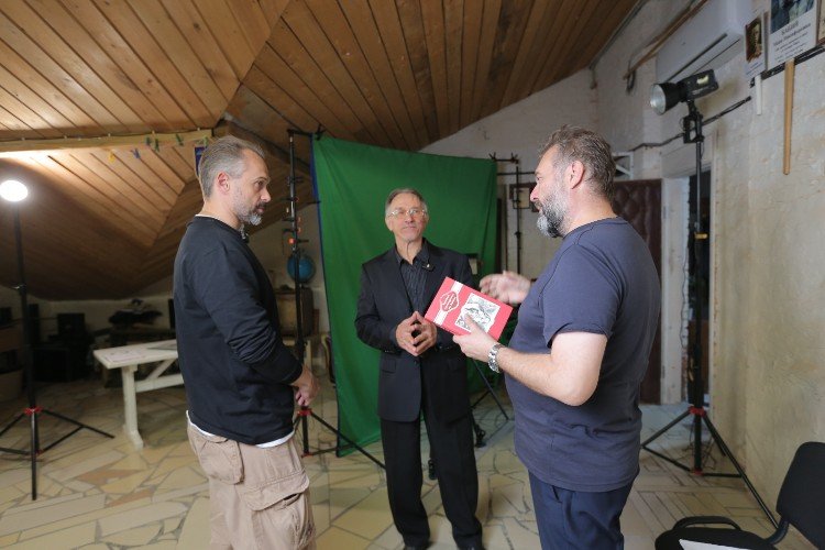 мужчины стоят у камеры