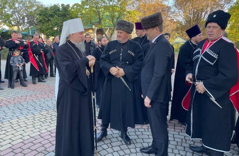 митрополит стоит с казаками на улице