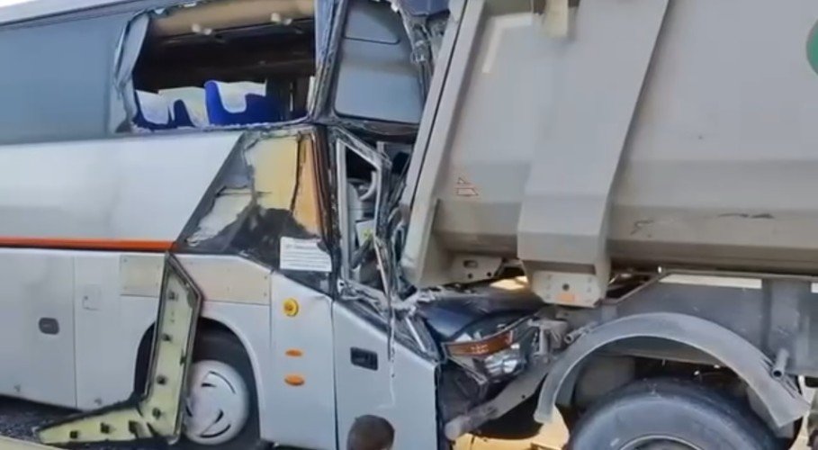 Экскурсионный автобус с детьми влетел в фуру в Краснодарском крае