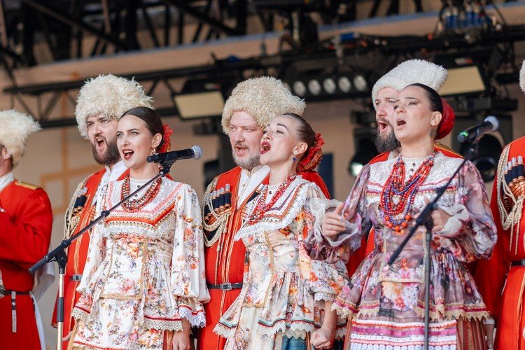 Фольклористы со всей России и Казахстана выступают на фестивале «Александровская крепость» в Усть-Лабинске