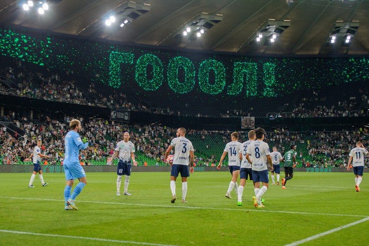 футболисты стоят на поле