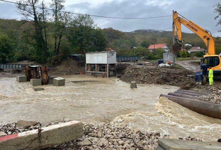 спецтехника работает на берегу реки