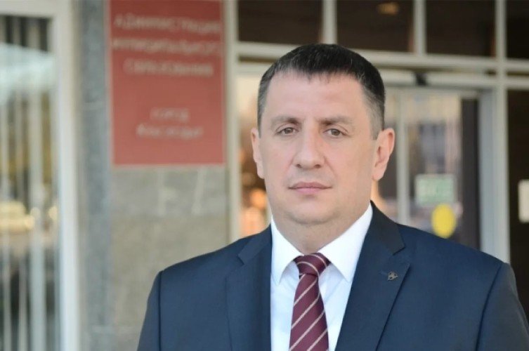 Кирилл Мавриди на фоне таблички