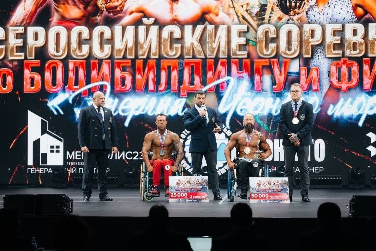 бодибилдеры стоят на сцене