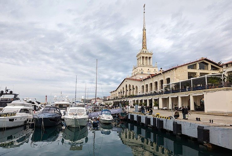 катера стоят у пирса морвокзала в Сочи