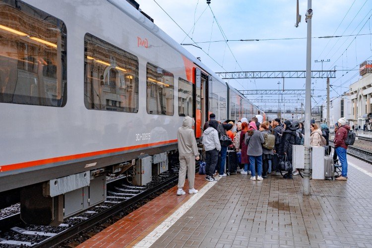 людя садятся в электричку