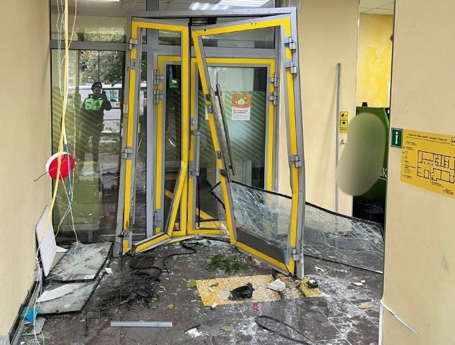 разрушенный вход в здание