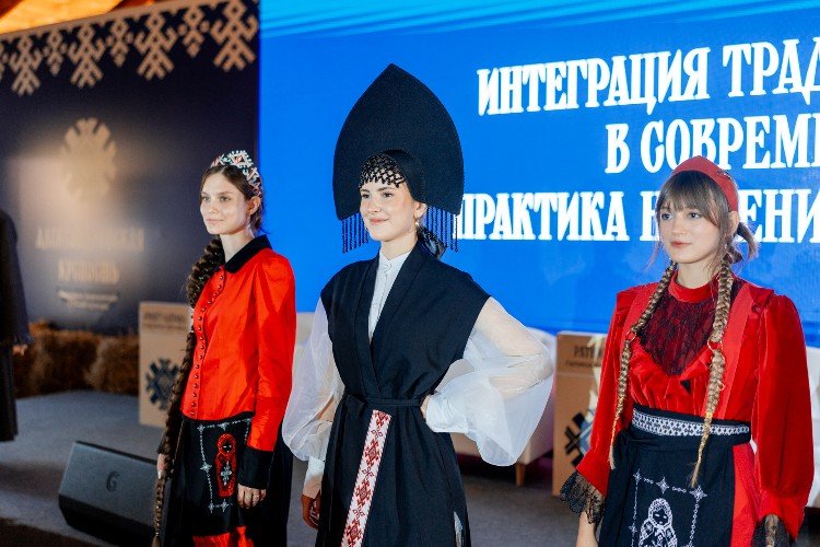 Девушки в творчески переосмысленных казачьих нарядах