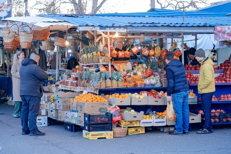 люди делают покупки