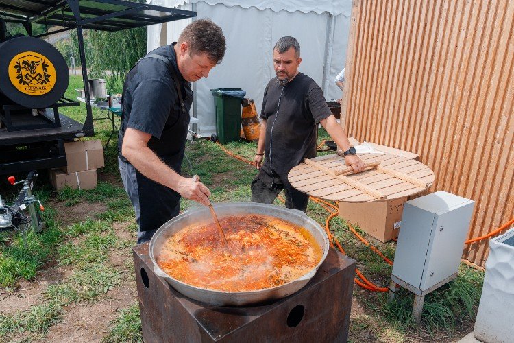 два мужика готовят борщ