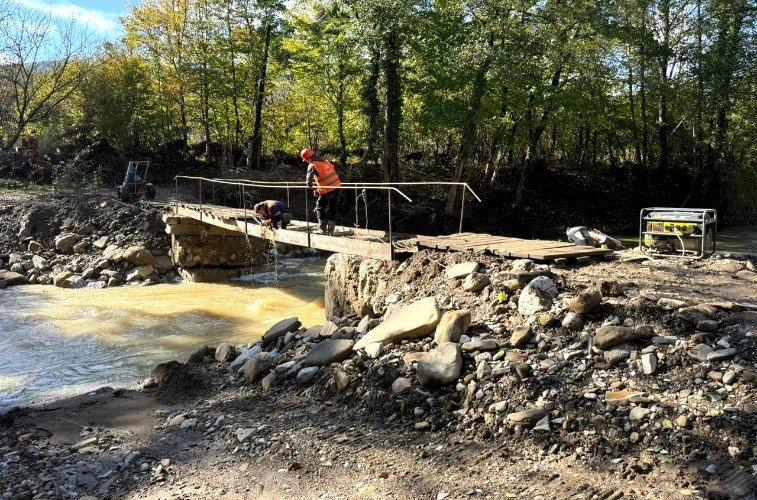 люди ремонтируют мост