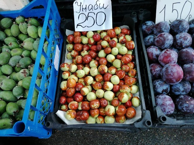 Фрукты лежат в ящиках